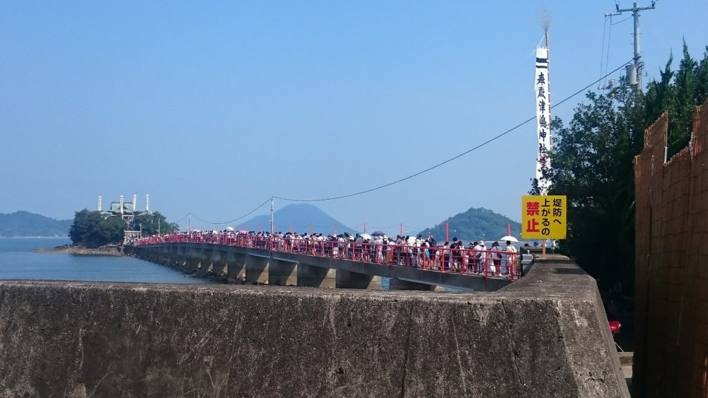 津嶋神社に架かる橋