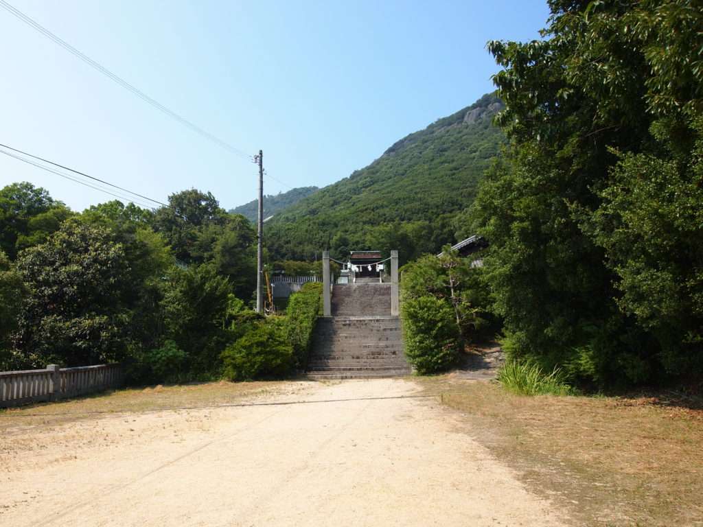 屋島神社の広い境内
