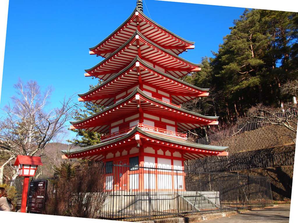 山梨 新倉富士浅間神社】富士山が目の前に広がる絶景ポイントに綺麗な限定御朱印│神社巡り