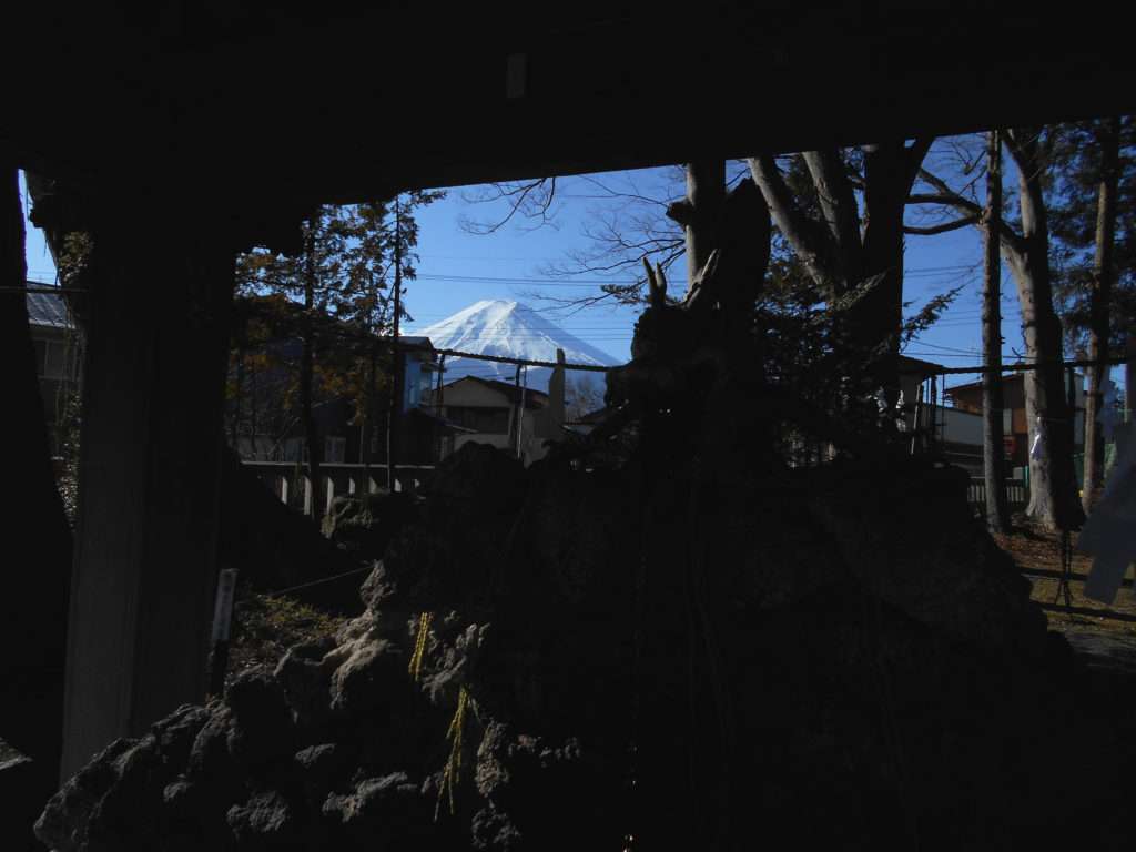 手水舎越しの富士山