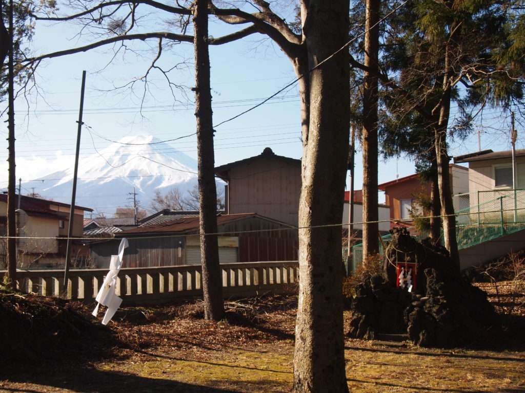 手水舎から見える富士山