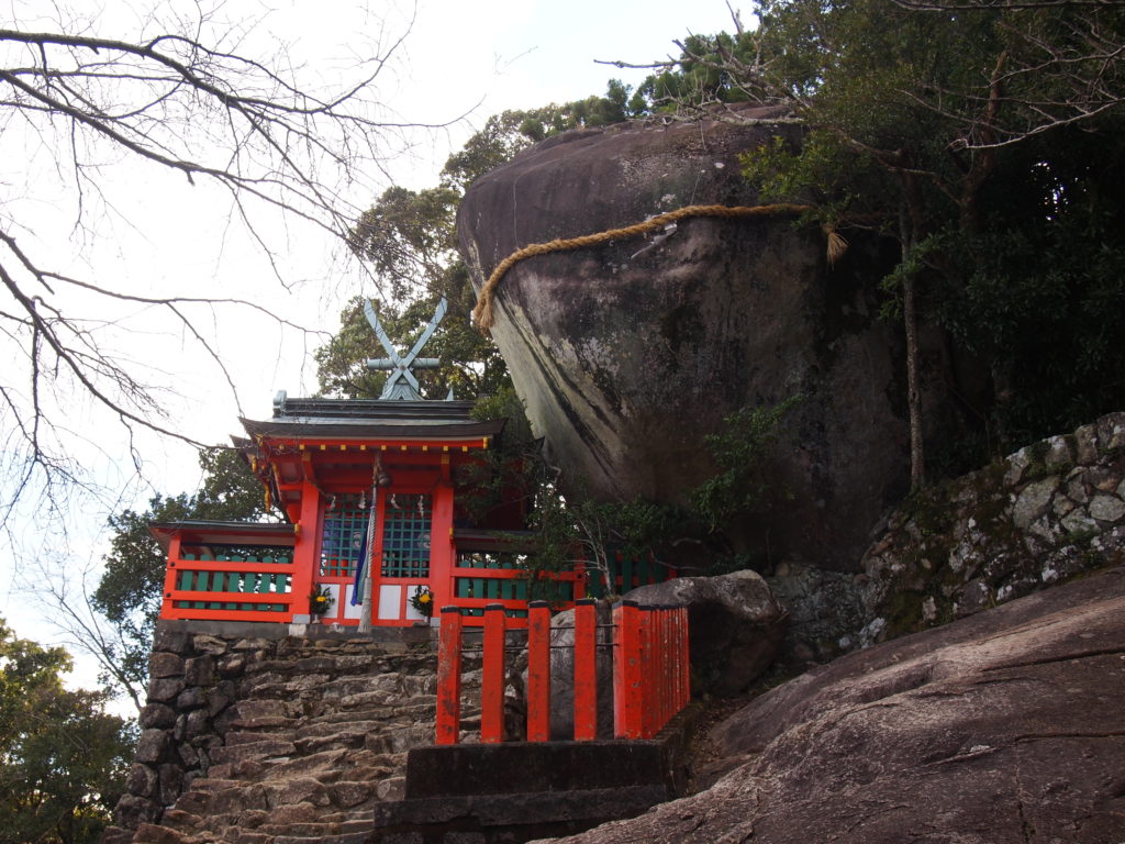 拝殿とゴトビキ岩
