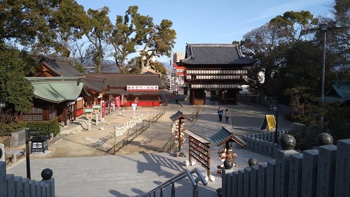 椿神社本殿前から見た境内の様子