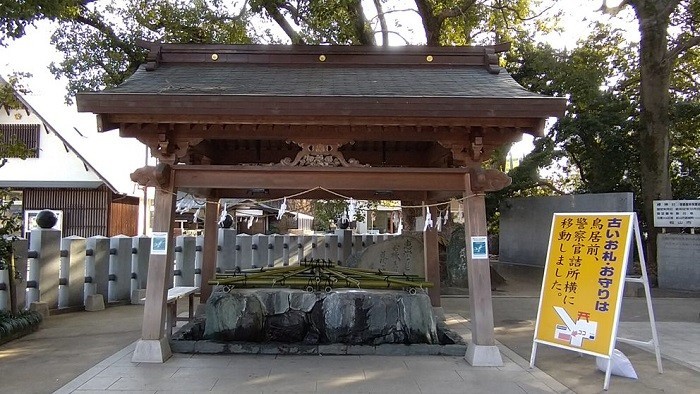 椿神社の正面入り口横の手水舎
