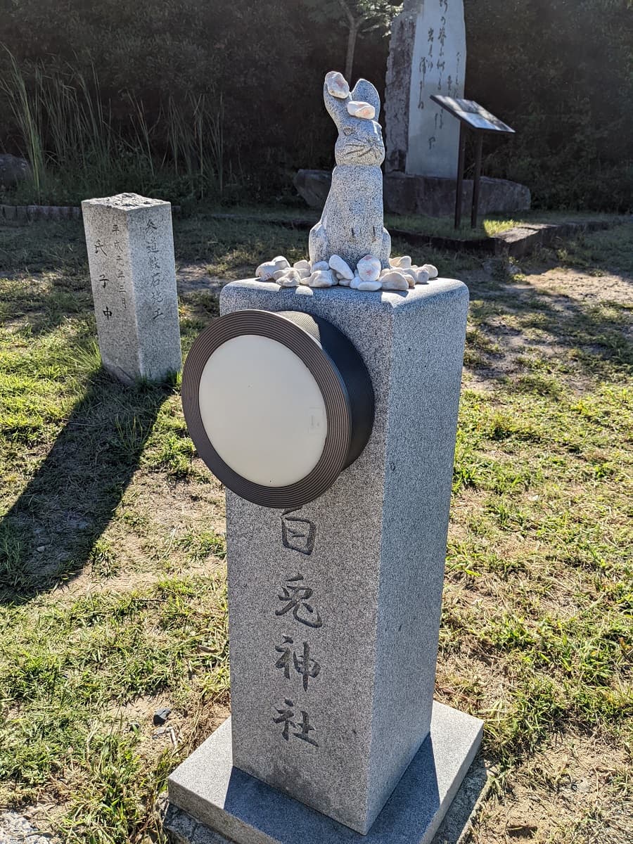 白兎神社の立ってるうさぎの石像その2