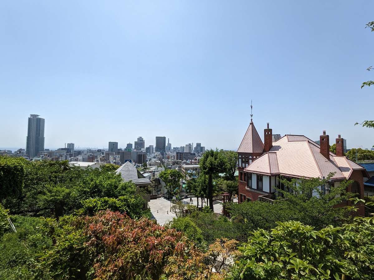 北野天満神社の境内から見える神戸の街並み　