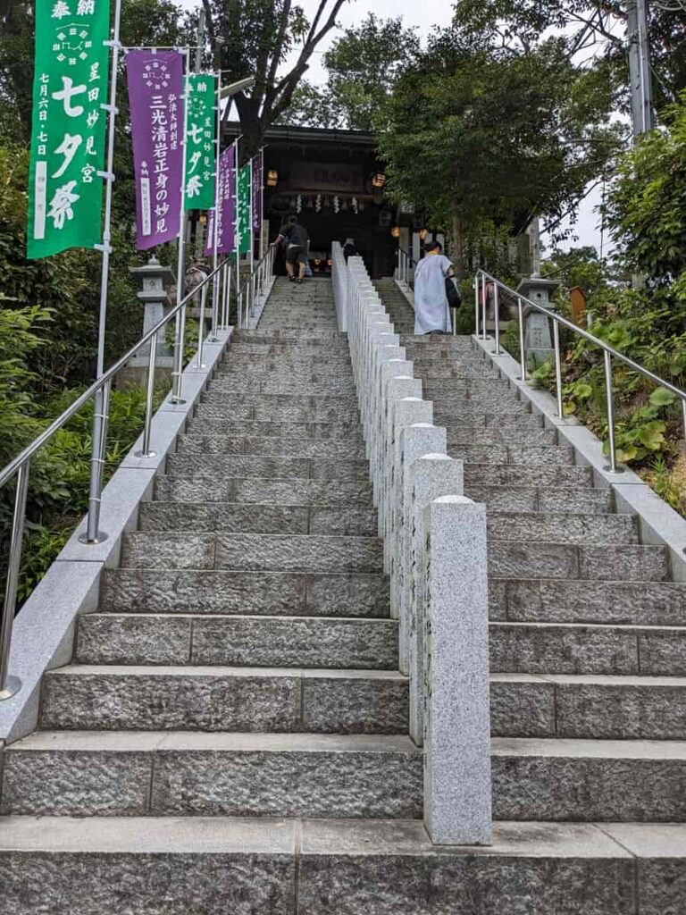拝殿に続く石段