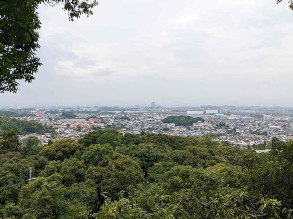 拝殿から見える交野市の景色