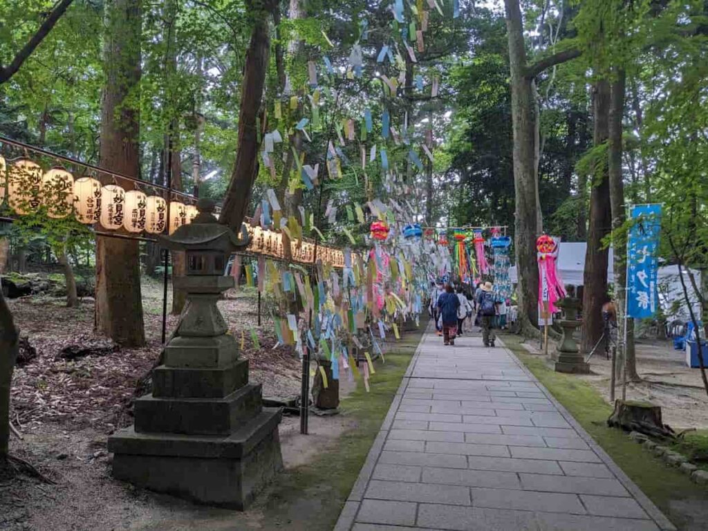 提灯に飾られた境内